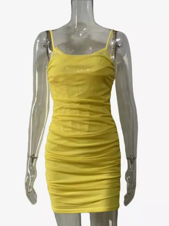 Robe courte rose pâle à bretelles spaghetti et froncée moulante pour femme (2026)