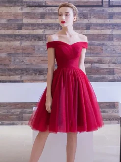 Robe de bal bordeaux en tulle hors de l'épaule laçage sur dos longueur au genou