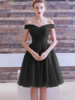 Robe de bal bordeaux en tulle hors de l'épaule laçage sur dos longueur au genou