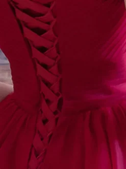 Robe de bal bordeaux en tulle hors de l'épaule laçage sur dos longueur au genou