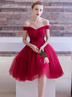 Robe de bal bordeaux en tulle hors de l'épaule laçage sur dos longueur au genou