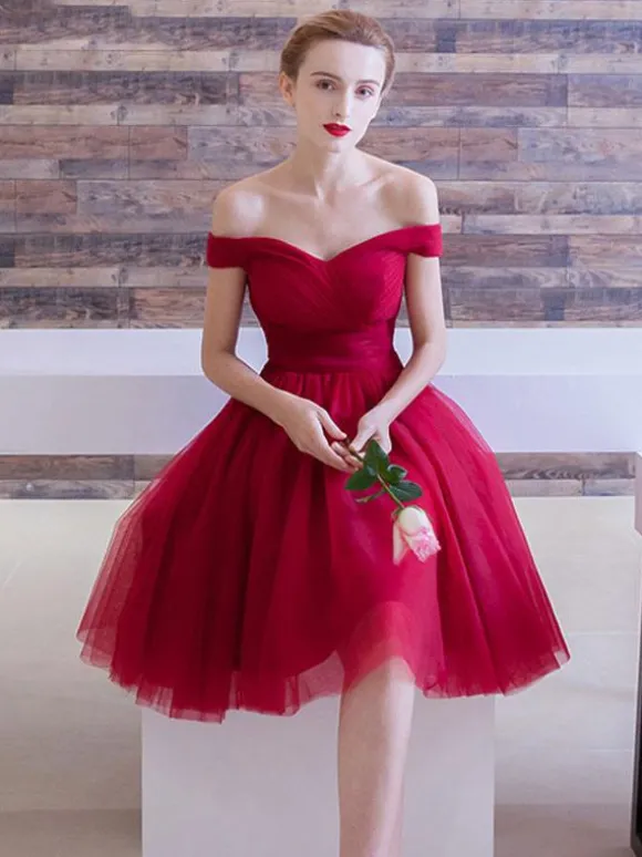 Robe de bal bordeaux en tulle hors de l'épaule laçage sur dos longueur au genou
