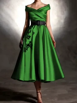 Robe de bal en satin décolleté travaillé manches courtes ornée d'appliqués