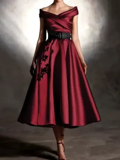 Robe de bal en satin décolleté travaillé manches courtes ornée d'appliqués