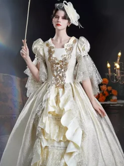 Robe de bal rococo pour femme style vintage en dentelle à volants et manches courtes.