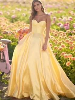 Robe de bal trapèze col en c艙ur tissu satiné sans manches robes de soirée plissées