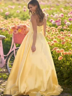Robe de bal trapèze col en c艙ur tissu satiné sans manches robes de soirée plissées