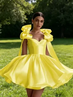 Robe de bal trapèze décolleté c艙ur courte sans manches lacets et n艙uds en satin idéale pour les soirées.