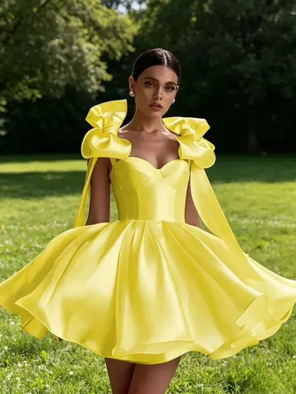 Robe de bal trapèze décolleté c艙ur courte sans manches lacets et n艙uds en satin idéale pour les soirées.