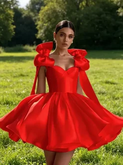 Robe de bal trapèze décolleté c艙ur courte sans manches lacets et n艙uds en satin idéale pour les soirées.