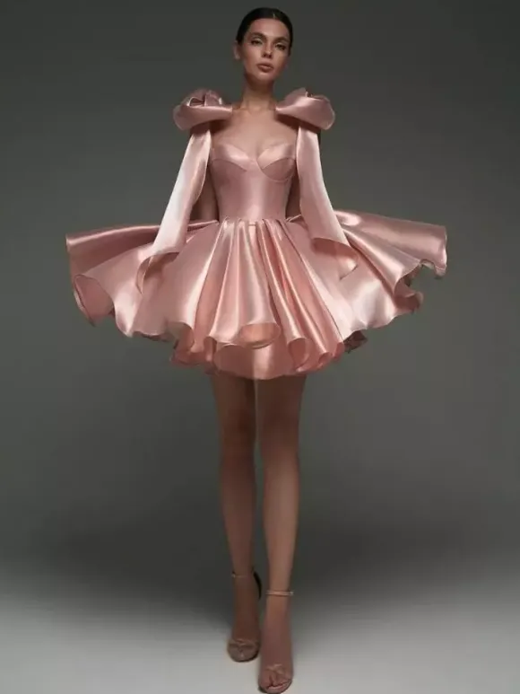 Robe de bal trapèze décolleté c艙ur courte sans manches lacets et n艙uds en satin idéale pour les soirées.