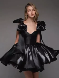 Robe de bal trapèze décolleté c艙ur courte sans manches lacets et n艙uds en satin idéale pour les soirées.