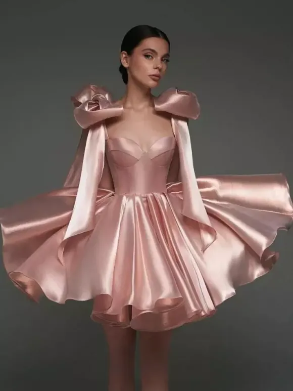 Robe de bal trapèze décolleté c艙ur courte sans manches lacets et n艙uds en satin idéale pour les soirées.