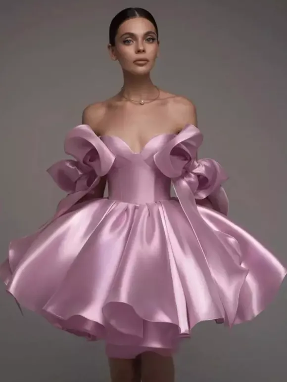 Robe de bal trapèze décolleté c艙ur courte sans manches lacets et n艙uds en satin idéale pour les soirées.