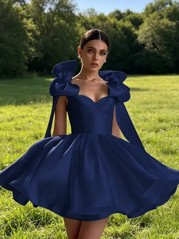 Robe de bal trapèze décolleté c艙ur courte sans manches lacets et n艙uds en satin idéale pour les soirées.