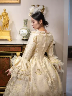Robe de bal victorienne rococo dorée vintage ornée de dentelle et de volants manches longues évasées