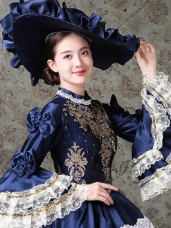 Robe de bal vintage pour femme style victorien rococo ornée de dentelle manches évasées col montant et volants en dentelle.