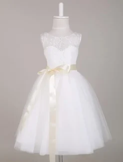 Robe de fille de fleur blanche Robe de princesse en dentelle col en forme de coeur avec ceinture Robe d'enfante au genou
