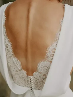 Robe de mariée bohème en dentelle coupe trapèze avec traîne taille naturelle fermeture éclair sans manches col en V blanche