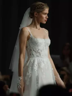 Robe de mariée bohème en tulle et dentelle coupe trapèze avec traîne taille naturelle fermeture éclair sans manches col carré ivoire
