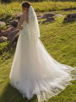 Robe de mariée bohème en tulle et dentelle coupe trapèze avec traîne taille naturelle fermeture éclair sans manches col carré ivoire