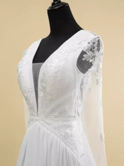 Robe de mariée bohème simple en dentelle col en V manches longues fermeture éclair dans le dos traîne courte