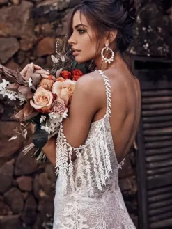 Robe de mariée bohémienne ivoire en dentelle à bretelle décolleté à traîne Robe de mariage