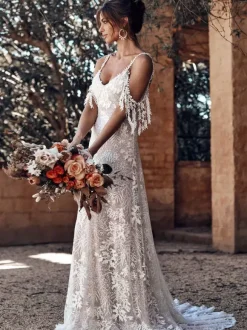 Robe de mariée bohémienne ivoire en dentelle à bretelle décolleté à traîne Robe de mariage
