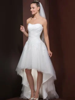 Robe de mariée courte asymétrique bustier boutonnée sur dos