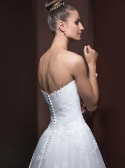 Robe de mariée courte asymétrique bustier boutonnée sur dos