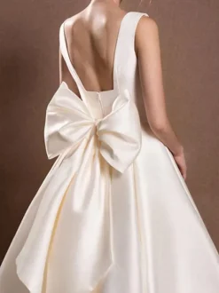 Robe de mariée courte blanche  col carré  sans manches  ligne a  longueur thé  personnalisation gratuite