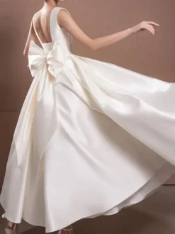 Robe de mariée courte blanche  col carré  sans manches  ligne a  longueur thé  personnalisation gratuite