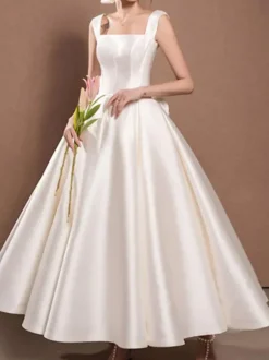 Robe de mariée courte blanche  col carré  sans manches  ligne a  longueur thé  personnalisation gratuite