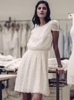 Robe de mariée courte col bijou manches courtes coupe trapèze dentelle