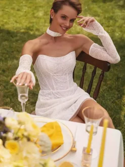 Robe de mariée courte décolleté en c艙ur manches 3/4 taille naturelle dentelle