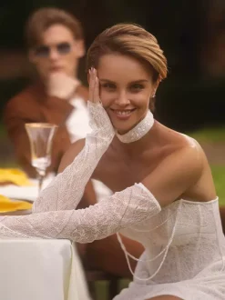 Robe de mariée courte décolleté en c艙ur manches 3/4 taille naturelle dentelle