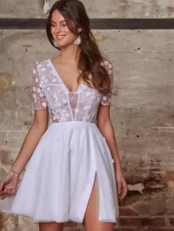 Robe de mariée courte en dentelle pour mariage civil col en V manches courtes coupe trapèze.