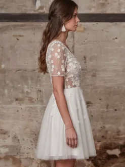 Robe de mariée courte en dentelle pour mariage civil col en V manches courtes coupe trapèze.