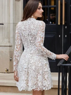 Robe de mariée courte en dentelle col montant manche longue boutonné sur dos