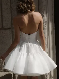 Robe de mariée courte en satin col en c艙ur sans manches taille naturelle