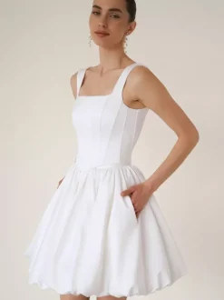 Robe de mariée courte mini col carré sans manches courte