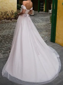 Robe de mariée dentelle bustier hors des épaules boutonné sur dos à traîne