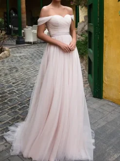 Robe de mariée dentelle bustier hors des épaules boutonné sur dos à traîne