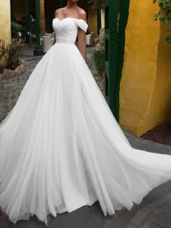 Robe de mariée dentelle bustier hors des épaules boutonné sur dos à traîne