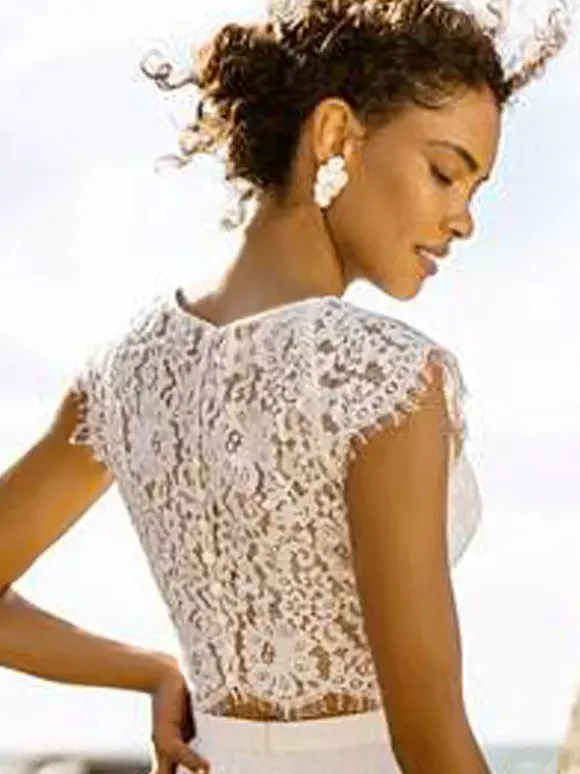Robe de mariée deux pièces en dentelle col rond manches courtes couleur ivoire longueur au sol.