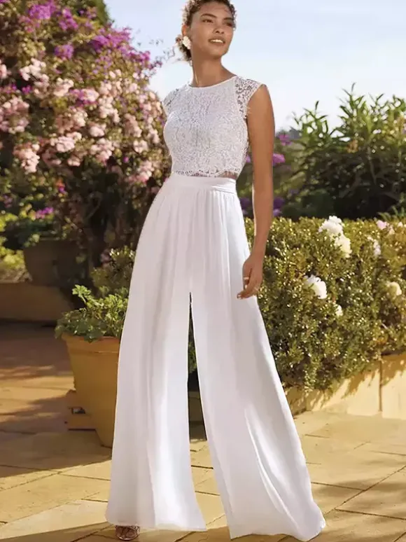 Robe de mariée deux pièces en dentelle col rond manches courtes couleur ivoire longueur au sol.