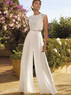 Robe de mariée deux pièces en dentelle col rond manches courtes couleur ivoire longueur au sol.