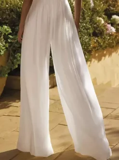 Robe de mariée deux pièces en dentelle col rond manches courtes couleur ivoire longueur au sol.