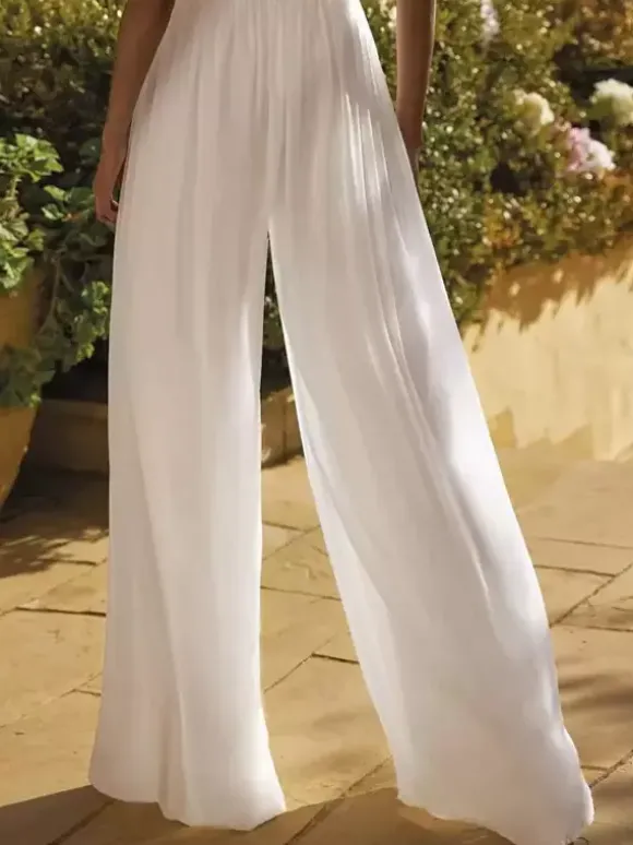 Robe de mariée deux pièces en dentelle col rond manches courtes couleur ivoire longueur au sol.
