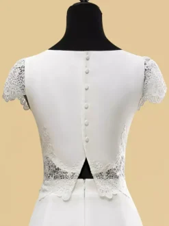 Robe de mariée deux pièces en dentelle découpée avec col bijou deux pièces longueur au sol fermeture éclair manches courtes longueur au sol ivoire